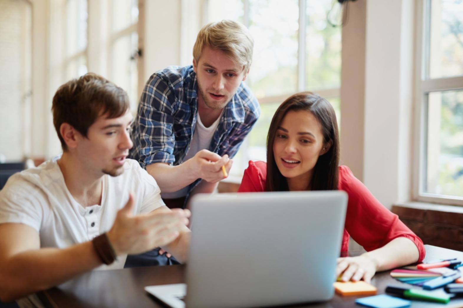 Finanzanalyst arbeitet mit Geschäftsdaten und Kennzahlen am Laptop